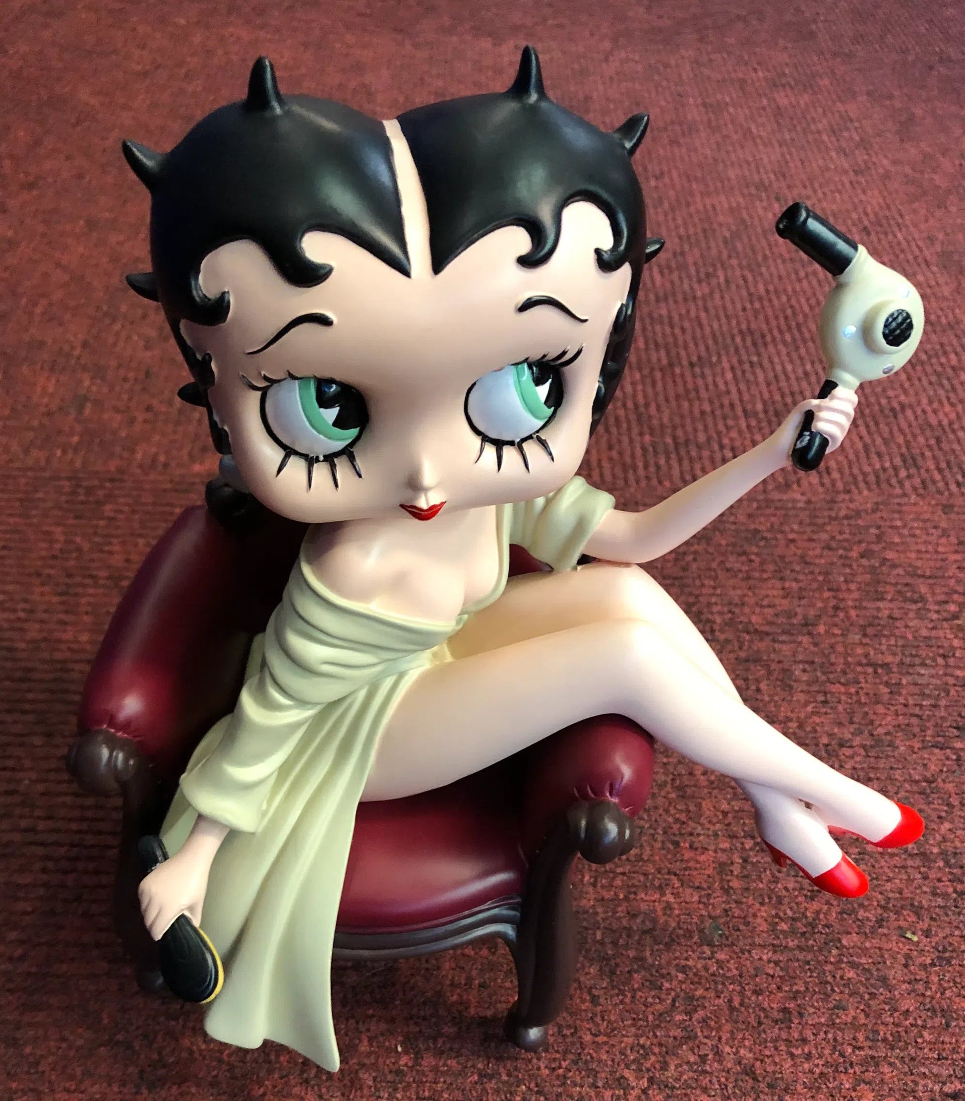 Betty Boop Figurine | Grooming